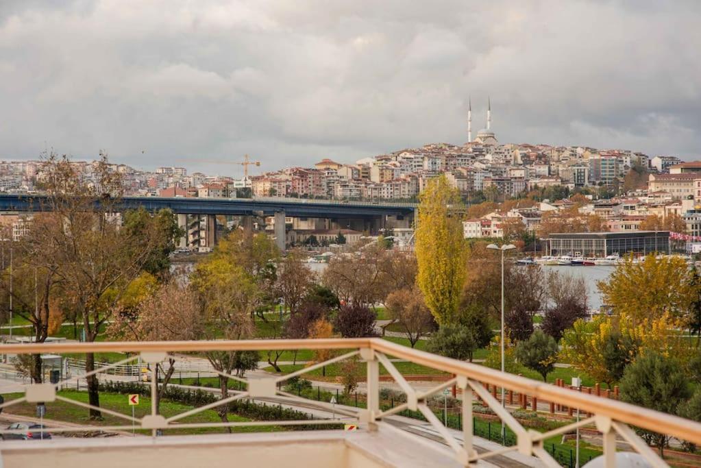 Waterfront Apartment By The Tram - Terrace With Dome & Golden Horn View In Fatih Istanboel Buitenkant foto