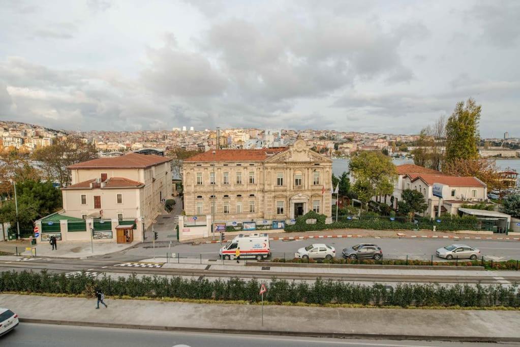 Waterfront Apartment By The Tram - Terrace With Dome & Golden Horn View In Fatih Istanboel Buitenkant foto