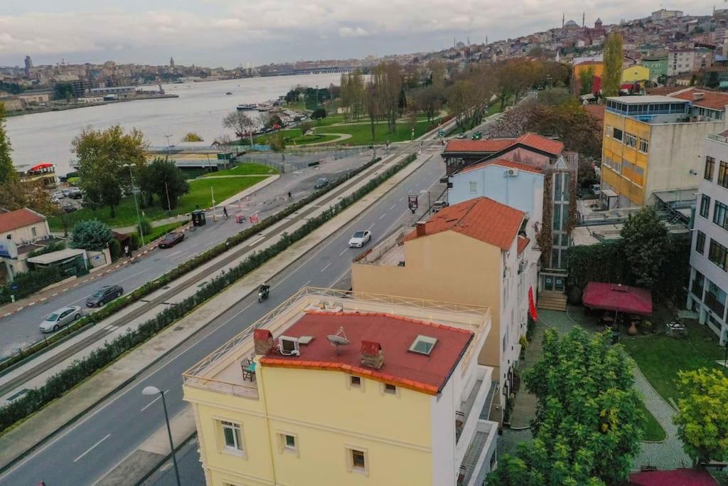 Waterfront Apartment By The Tram - Terrace With Dome & Golden Horn View In Fatih Istanboel Buitenkant foto