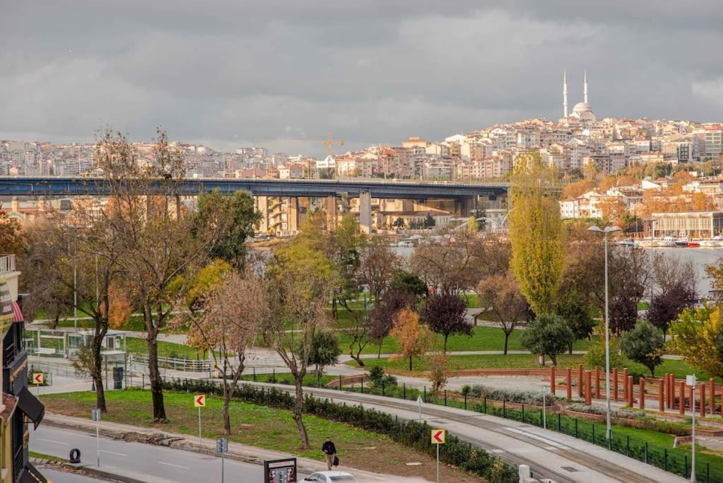 Waterfront Apartment By The Tram - Terrace With Dome & Golden Horn View In Fatih Istanboel Buitenkant foto