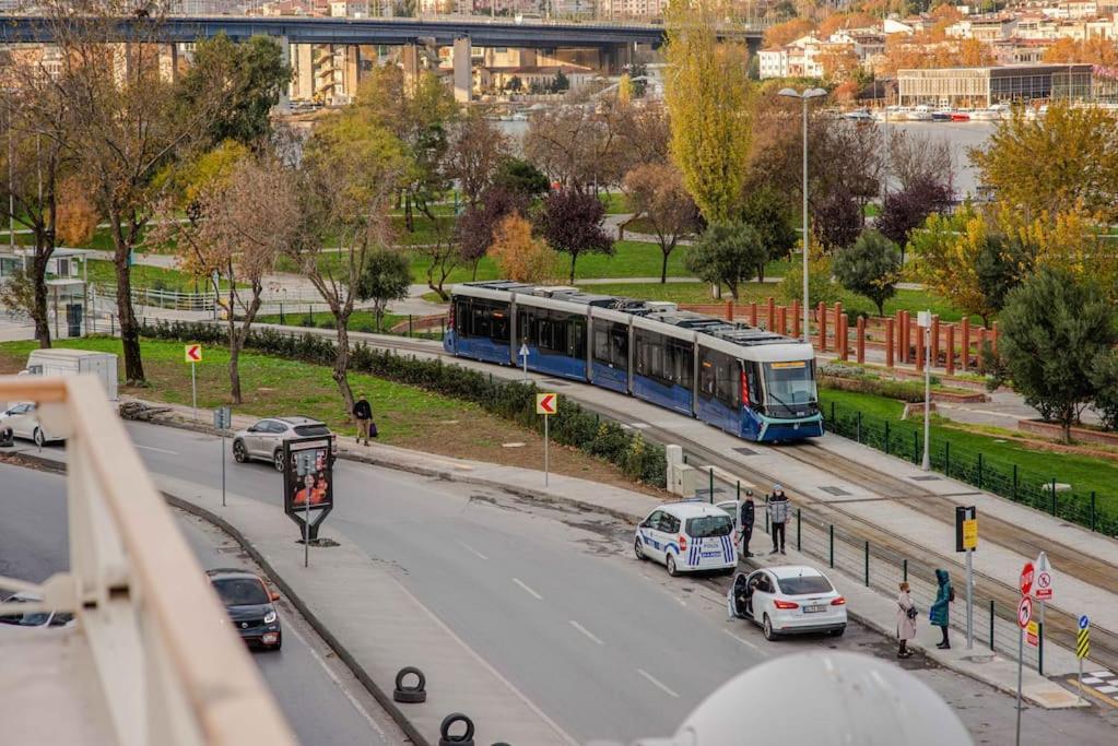 Waterfront Apartment By The Tram - Terrace With Dome & Golden Horn View In Fatih Istanboel Buitenkant foto