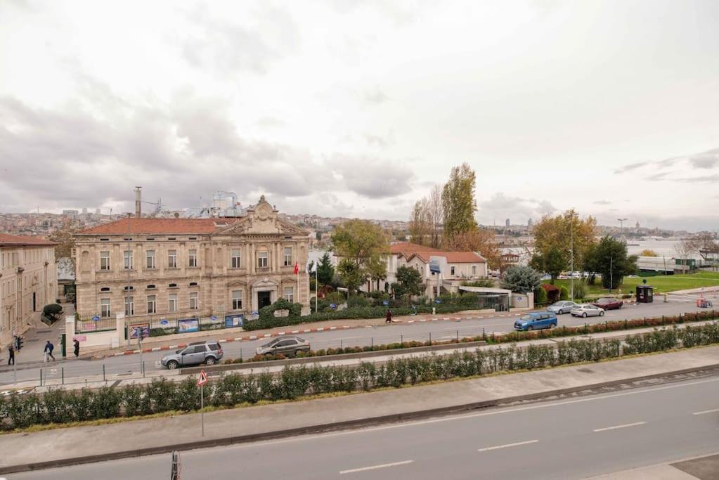 Waterfront Apartment By The Tram - Terrace With Dome & Golden Horn View In Fatih Istanboel Buitenkant foto