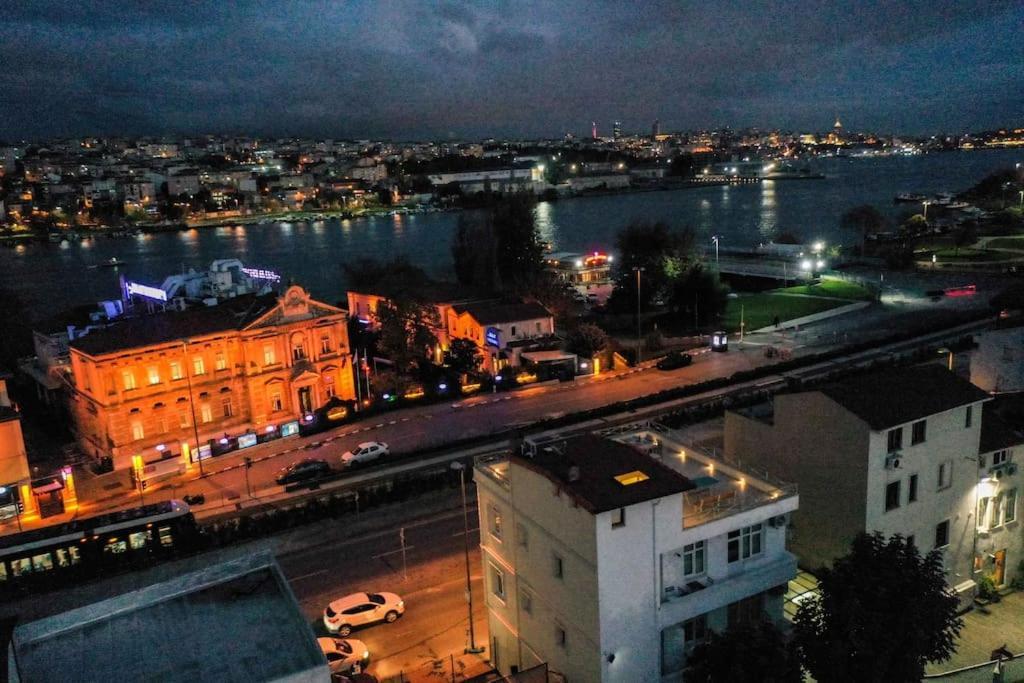 Waterfront Apartment By The Tram - Terrace With Dome & Golden Horn View In Fatih Istanboel Buitenkant foto