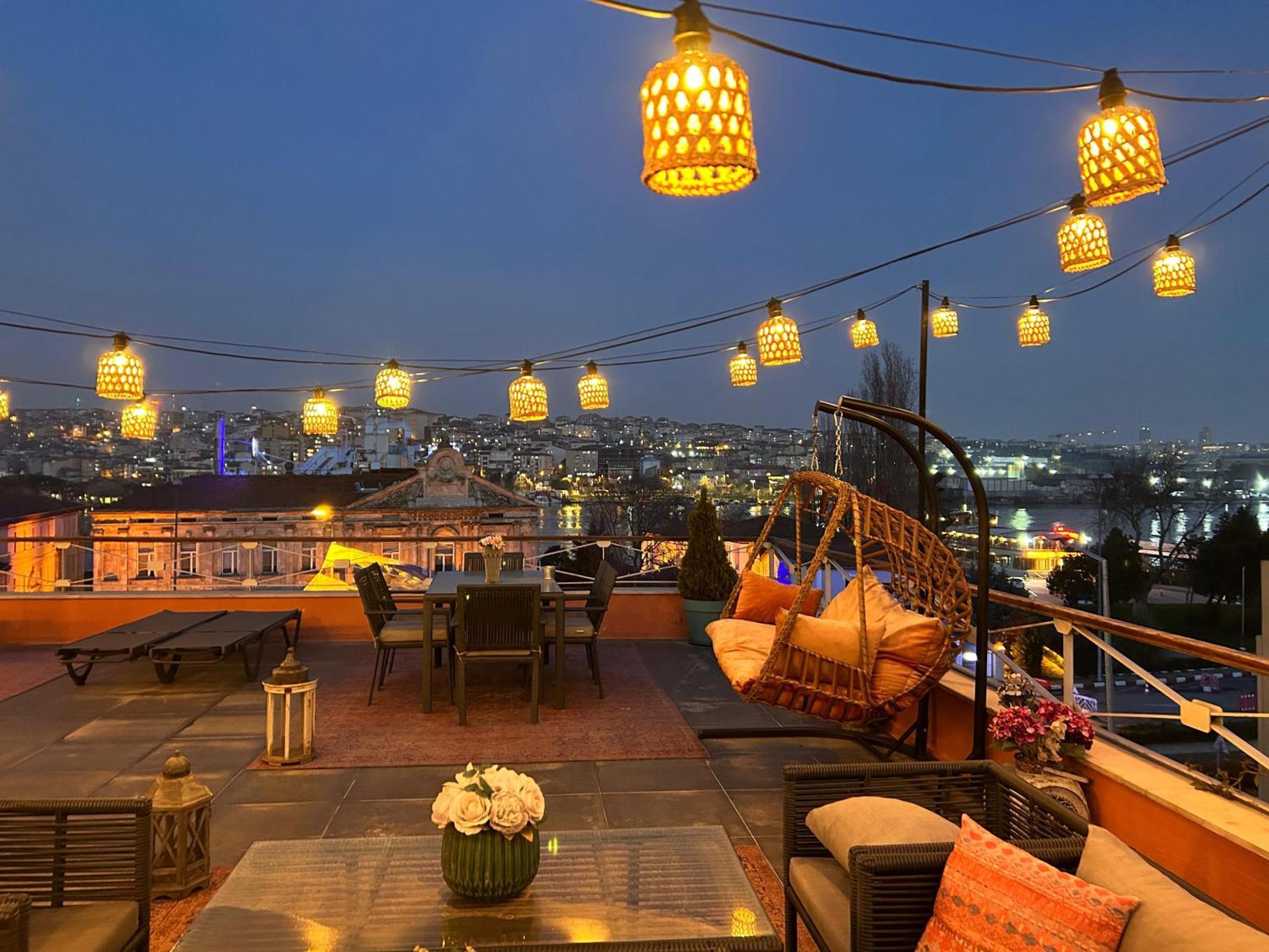 Waterfront Apartment By The Tram - Terrace With Dome & Golden Horn View In Fatih Istanboel Buitenkant foto