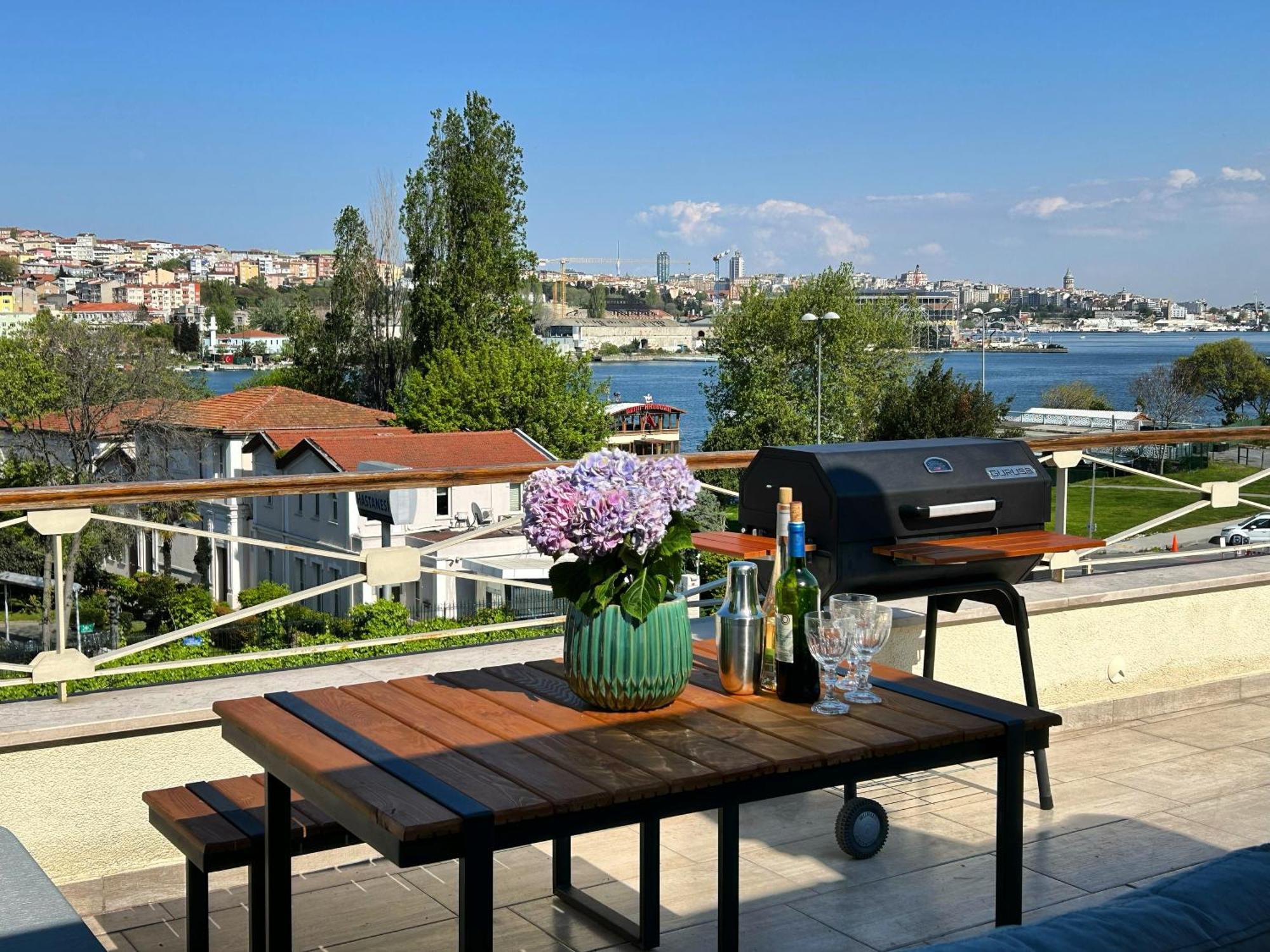 Waterfront Apartment By The Tram - Terrace With Dome & Golden Horn View In Fatih Istanboel Buitenkant foto